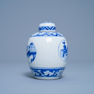 Een Chinese geribde blauw-witte dekselpot, Kangxi — foto 3