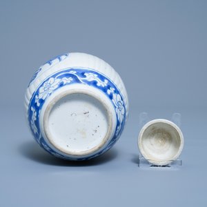 Een Chinese geribde blauw-witte dekselpot, Kangxi — foto 5