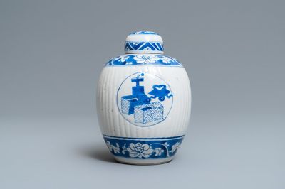 Een Chinese geribde blauw-witte dekselpot, Kangxi