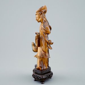 Een Chinese gesculpteerd Guanyin in tijgeroog op houten basis, 19/20e eeuw — foto 2