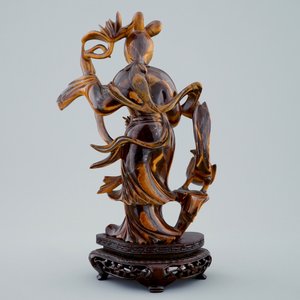 Een Chinese gesculpteerd Guanyin in tijgeroog op houten basis, 19/20e eeuw — foto 3