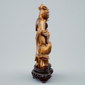 Een Chinese gesculpteerd Guanyin in tijgeroog op houten basis, 19/20e eeuw — foto 4