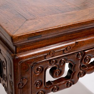 Een Chinese gesculpteerde hardhouten tafel, 19/20e eeuw — foto 5