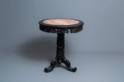 Een Chinese gesculpteerde houten tafel met marmeren bovenblad, 19e eeuw