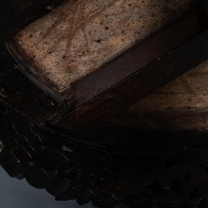 Een Chinese gesculpteerde houten tafel met marmeren bovenblad, 19e eeuw — foto 11