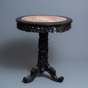 Een Chinese gesculpteerde houten tafel met marmeren bovenblad, 19e eeuw — foto 2