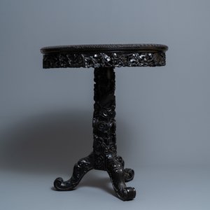 Een Chinese gesculpteerde houten tafel met marmeren bovenblad, 19e eeuw — foto 4