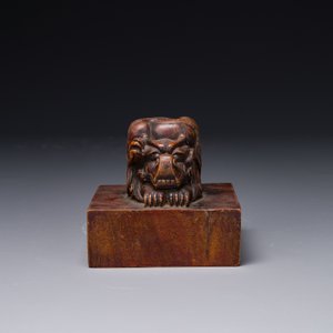 Een Chinese gestoken hongmu houten 'Jiaqing Yubi Zhibao 嘉慶御筆之寶' zegelstempel, 20e eeuw — foto 2