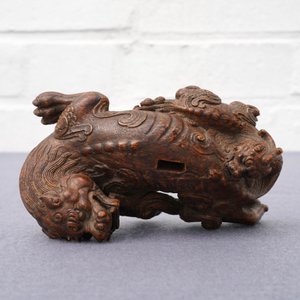 Een Chinese gestoken houten groep van een kylin met jong, 19/20e eeuw — foto 12