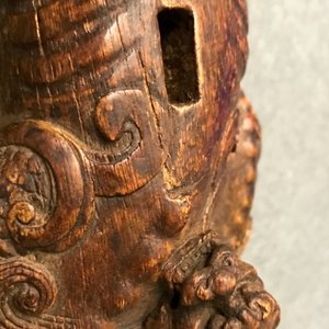 Een Chinese gestoken houten groep van een kylin met jong, 19/20e eeuw — foto 16