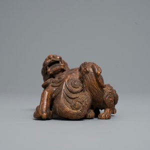 Een Chinese gestoken houten groep van een kylin met jong, 19/20e eeuw — foto 5
