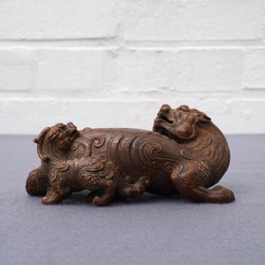 Een Chinese gestoken houten groep van een kylin met jong, 19/20e eeuw — foto 10
