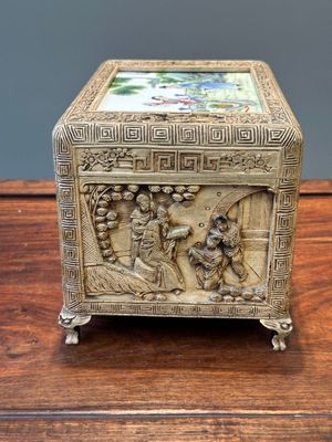 Een Chinese gestoken houten kist met een famille rose plaquette, Canton, Republiek — foto 4