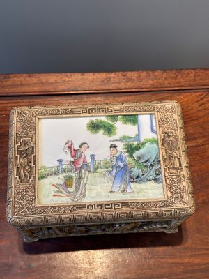 Een Chinese gestoken houten kist met een famille rose plaquette, Canton, Republiek — foto 5