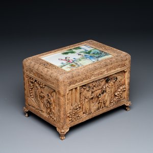 Een Chinese gestoken houten kist met een famille rose plaquette, Canton, Republiek — foto 1