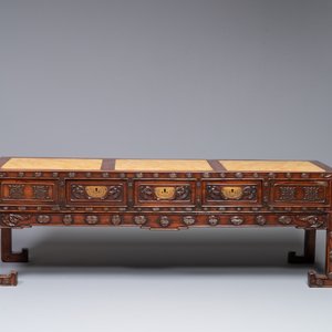 Een Chinese gestoken houten sokkel en een lage tafel met marmeren bladen, 19e eeuw — foto 4