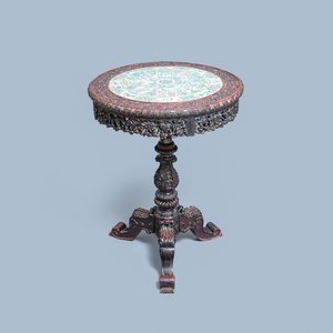 Een Chinese gestoken houten tafel met Canton famille verte plaquette, 19e eeuw — foto 1