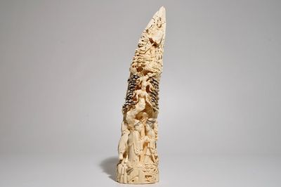 Een Chinese gestoken ivoren tand met een huwelijksscène, ca. 1900
