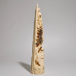 Een Chinese gestoken ivoren tand met een huwelijksscène, ca. 1900 — foto 2