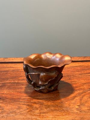 Een Chinese gestoken lotusbladvormige bamboehouten 'libation cup', 17/18e eeuw — foto 1