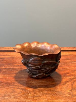 Een Chinese gestoken lotusbladvormige bamboehouten 'libation cup', 17/18e eeuw — foto 3
