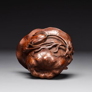 Een Chinese gestoken lotusbladvormige bamboehouten 'libation cup', 17/18e eeuw — foto 6
