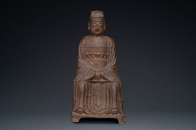Een Chinese gietijzeren figuur van een hoogwaardigheidsbekleder, gedateerd 1722