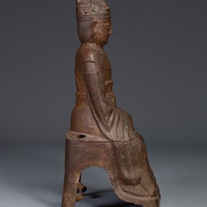 Een Chinese gietijzeren figuur van een hoogwaardigheidsbekleder, gedateerd 1722 — foto 2