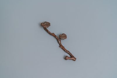 Een Chinese gietijzeren penselenrust in de vorm van een ruyi scepter met lingzhi, Ming