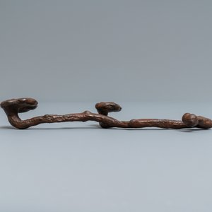 Een Chinese gietijzeren penselenrust in de vorm van een ruyi scepter met lingzhi, Ming — foto 2
