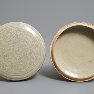 Een Chinese grijs geglazuurde dekseldoos met onderglazuur decor, Noordelijke Song of later — foto 2