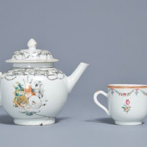 Een Chinese grisaille en famille rose theepot en kop en schotel met wapendecor, Qianlong — foto 4