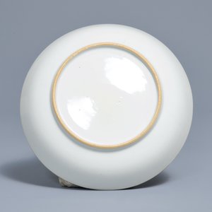 Een Chinese grisaille en famille rose theepot en kop en schotel met wapendecor, Qianlong — foto 7