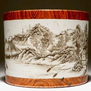 Een Chinese grisaille en faux bois penseelpot, Qianlong merk, 20e eeuw — foto 1