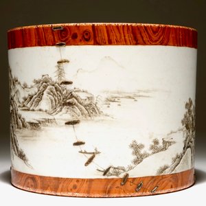 Een Chinese grisaille en faux bois penseelpot, Qianlong merk, 20e eeuw — foto 3