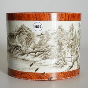 Een Chinese grisaille en faux bois penseelpot, Qianlong merk, 20e eeuw — foto 7