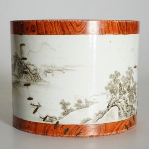 Een Chinese grisaille en faux bois penseelpot, Qianlong merk, 20e eeuw — foto 9
