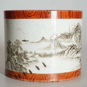 Een Chinese grisaille en faux bois penseelpot, Qianlong merk, 20e eeuw — foto 10
