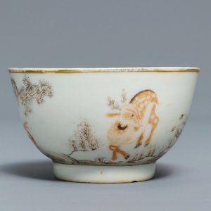 Een Chinese grisaille en ijzerrode kop en schotel met herten, Yongzheng/Qianlong — foto 4
