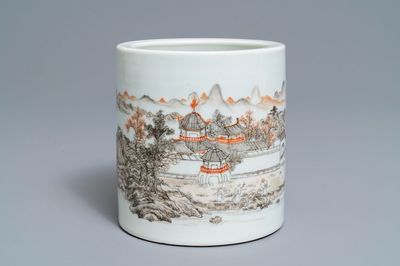 Een Chinese grisaille en ijzerrode penselenpot, Ju Ren Tang merk, Republiek, 20e eeuw