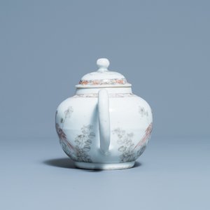 Een Chinese grisaille en ijzerrode theepot met fijn decor van pauwen, Yongzheng/Qianlong — foto 3