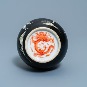 Een Chinese grisaille en ijzerrode vaas en snuiffles met zwarte fondkleur, 18e eeuw — foto 7