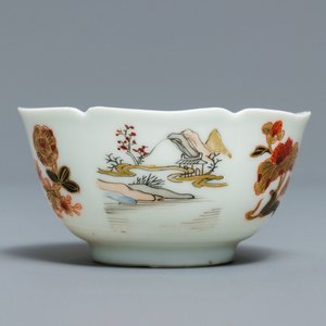 Een Chinese grisaille en vergulde eierschaal kop en schotel, Yongzheng — foto 5