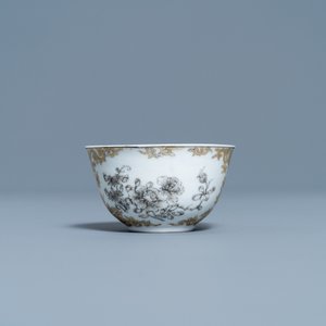 Een Chinese grisaille en vergulde kop en schotel met Europees decor, Qianlong — foto 6