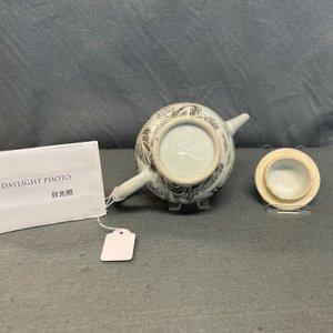Een Chinese grisaille en vergulde theepot met buffels, Yongzheng — foto 11