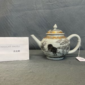 Een Chinese grisaille en vergulde theepot met buffels, Yongzheng — foto 8