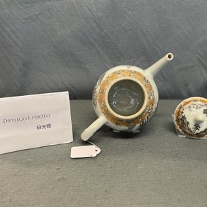 Een Chinese grisaille en vergulde theepot met buffels, Yongzheng — foto 10