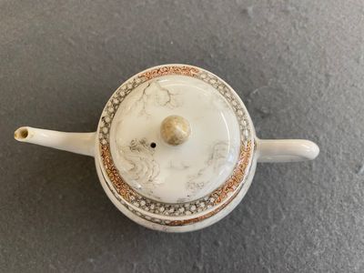 Een Chinese grisaille 'Europeanen op jacht' theepot met deksel, Yongzheng — foto 1
