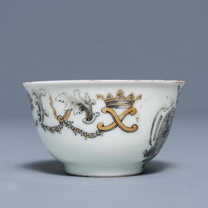 Een Chinese grisaille kop en schotel met alliantiewapen, Qianlong — foto 7
