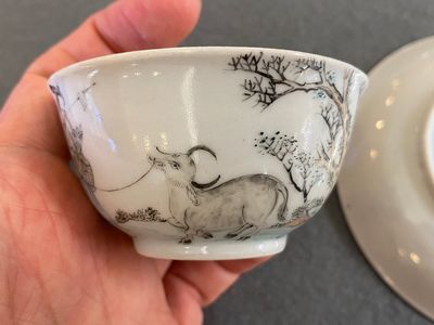 Een Chinese grisaille kop en schotel met Lan Caihe, Yongzheng — foto 3